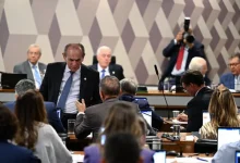 A crise de governabilidade no Brasil atinge novo patamar com a divulgação de propostas de lei polarizadoras, levando à falta de consenso e à necessidade de adiamento da votação do Novo Código Eleitoral, comprometendo a estabilidade política do país.