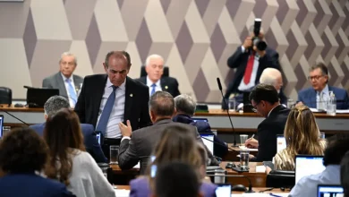 A crise de governabilidade no Brasil atinge novo patamar com a divulgação de propostas de lei polarizadoras, levando à falta de consenso e à necessidade de adiamento da votação do Novo Código Eleitoral, comprometendo a estabilidade política do país.