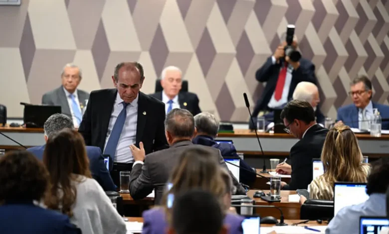 A crise de governabilidade no Brasil atinge novo patamar com a divulgação de propostas de lei polarizadoras, levando à falta de consenso e à necessidade de adiamento da votação do Novo Código Eleitoral, comprometendo a estabilidade política do país.