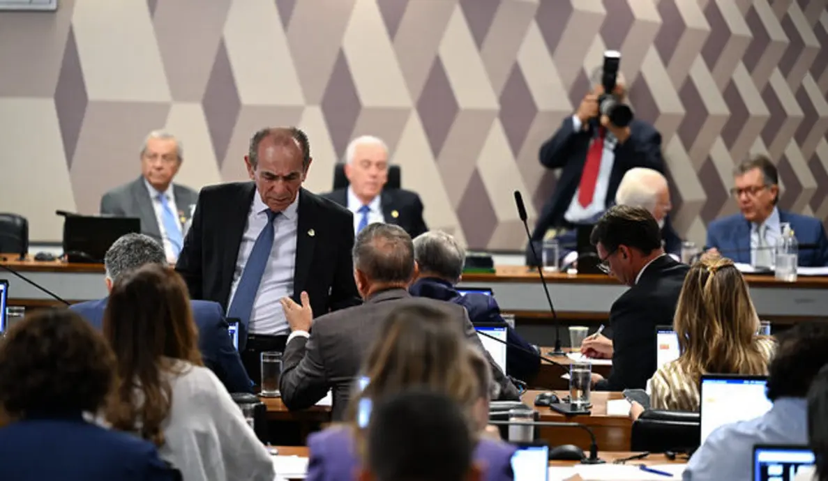 A crise de governabilidade no Brasil atinge novo patamar com a divulgação de propostas de lei polarizadoras, levando à falta de consenso e à necessidade de adiamento da votação do Novo Código Eleitoral, comprometendo a estabilidade política do país.