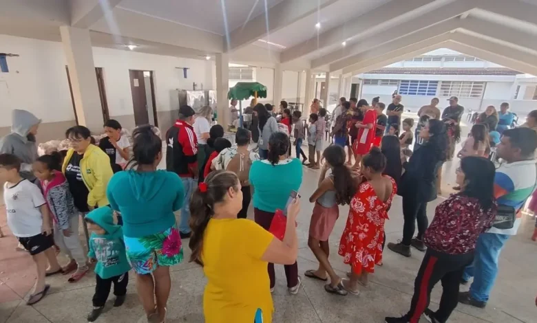 Entrega de Chaves de Casas Próprias pelo Governo de São Paulo 1 O Governo de São Paulo entrega chaves de casas próprias e, após isso, a CDHU trabalha para garantir acesso a políticas públicas, apoio na adaptação, instalações básicas e manutenção, melhorando a qualidade de vida das famílias.