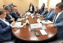 Delegação brasileira de senadores visita EUA para buscar alternativas às tarifas de 50% impostas por Trump a produtos brasileiros. Apesar de diálogo com empresários e representantes do Congresso, reversão da tarifa em curto prazo parece improvável.