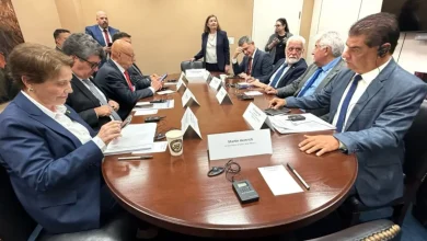 Delegação brasileira de senadores visita EUA para buscar alternativas às tarifas de 50% impostas por Trump a produtos brasileiros. Apesar de diálogo com empresários e representantes do Congresso, reversão da tarifa em curto prazo parece improvável.