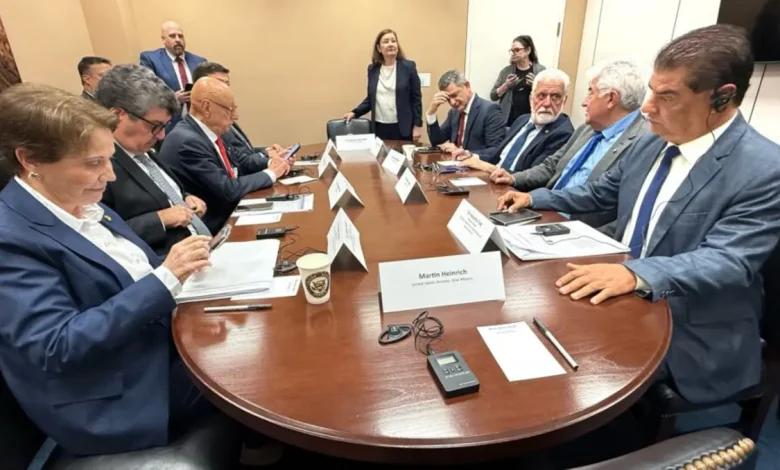 Senadores brasileiros buscam alternativas a tarifas de Trump em visita aos EUA 1 Delegação brasileira de senadores visita EUA para buscar alternativas às tarifas de 50% impostas por Trump a produtos brasileiros. Apesar de diálogo com empresários e representantes do Congresso, reversão da tarifa em curto prazo parece improvável.
