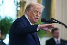 Aprovada pela Câmara Federal, a medida visa reformar o sistema de saúde americano, tornando-o mais acessível e barato, reduzindo custos para empresas e governos, e enfrenta críticas da oposição democrata.