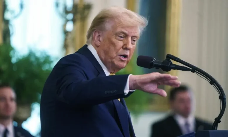 Aprovada pela Câmara Federal, a medida visa reformar o sistema de saúde americano, tornando-o mais acessível e barato, reduzindo custos para empresas e governos, e enfrenta críticas da oposição democrata.