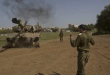 Israel realiza ataque aéreo no sul da Síria para impedir avanço de grupos rebeldes considerados terroristas e proteger a fronteira e a população civil, após ameaças à segurança nacional.