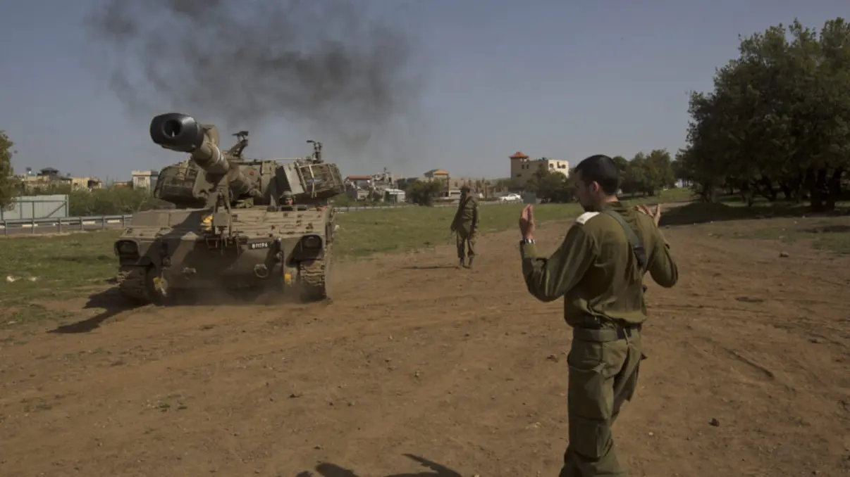 Israel realiza ataque aéreo no sul da Síria para impedir avanço de grupos rebeldes considerados terroristas e proteger a fronteira e a população civil, após ameaças à segurança nacional.