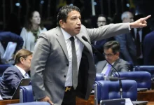 Brasileiros ocupam ruas em manifestações em defesa do presidente Jair Bolsonaro, amparados pela crise política que atinge o país, com grupos de apoiadores se reunindo em protesto contra o descrédito e ataques pessoais.