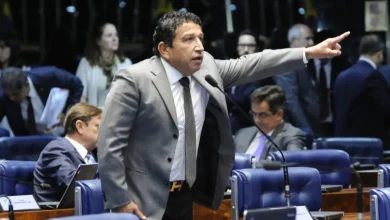 Brasileiros ocupam ruas em manifestações em defesa do presidente Jair Bolsonaro, amparados pela crise política que atinge o país, com grupos de apoiadores se reunindo em protesto contra o descrédito e ataques pessoais.