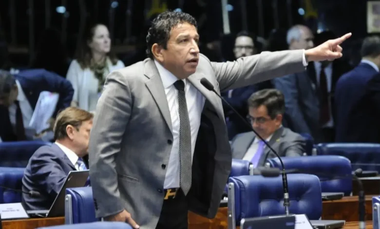 Manifestações em Defesa de Jair Bolsonaro 1 Brasileiros ocupam ruas em manifestações em defesa do presidente Jair Bolsonaro, amparados pela crise política que atinge o país, com grupos de apoiadores se reunindo em protesto contra o descrédito e ataques pessoais.