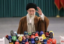 O líder supremo do Irã, Ali Khamenei, é fotografado em público pela primeira vez desde o início da guerra com Israel, surpreendendo a comunidade internacional.