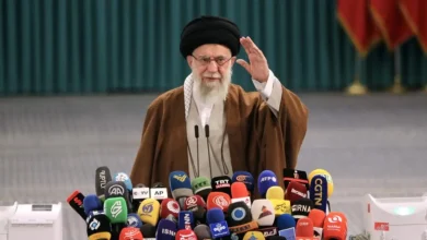 O líder supremo do Irã, Ali Khamenei, é fotografado em público pela primeira vez desde o início da guerra com Israel, surpreendendo a comunidade internacional.