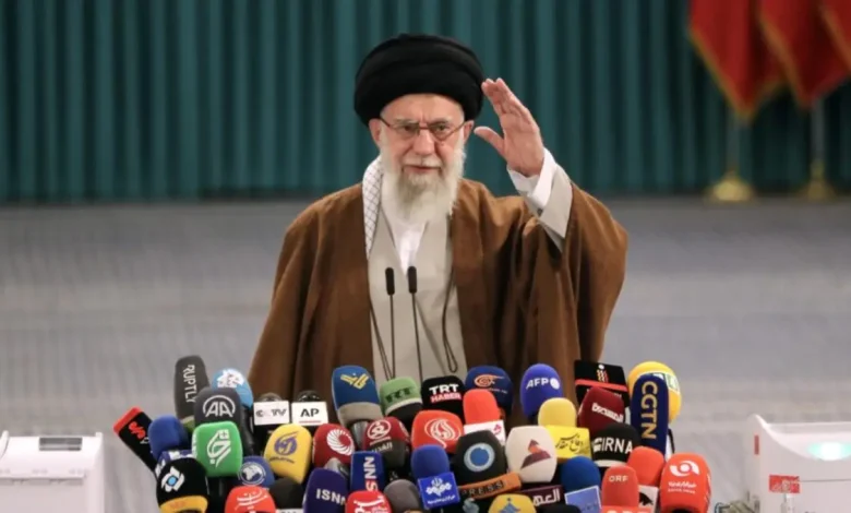 O líder supremo do Irã, Ali Khamenei, é fotografado em público pela primeira vez desde o início da guerra com Israel, surpreendendo a comunidade internacional.