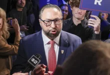 Críticas contundentes do estrategista de Trump, Jason Miller, ao ministro Alexandre de Moraes e ao ministro Luís Roberto Barroso do Supremo Tribunal Federal, geram debate e controvérsia no Brasil.