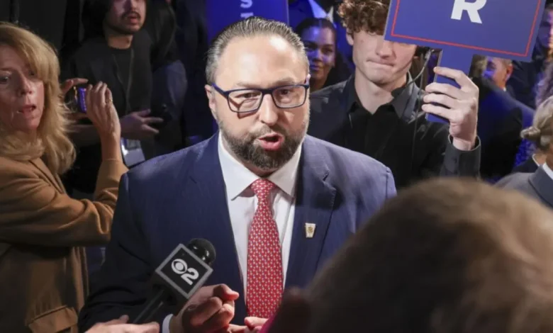 Críticas do Estrategista de Trump ao Supremo Tribunal Federal 1 Críticas contundentes do estrategista de Trump, Jason Miller, ao ministro Alexandre de Moraes e ao ministro Luís Roberto Barroso do Supremo Tribunal Federal, geram debate e controvérsia no Brasil.