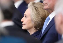 A ex-Secretária de Estado dos EUA, Hillary Clinton, critica a política de Trump em relação à carne bovina, alegando que visa beneficiar o presidente brasileiro Jair Bolsonaro e não proteger os produtos agrícolas americanos.