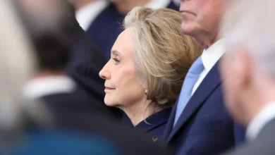 A ex-Secretária de Estado dos EUA, Hillary Clinton, critica a política de Trump em relação à carne bovina, alegando que visa beneficiar o presidente brasileiro Jair Bolsonaro e não proteger os produtos agrícolas americanos.