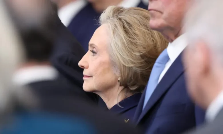 A ex-Secretária de Estado dos EUA, Hillary Clinton, critica a política de Trump em relação à carne bovina, alegando que visa beneficiar o presidente brasileiro Jair Bolsonaro e não proteger os produtos agrícolas americanos.