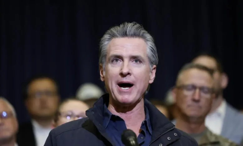 Aqui está a Meta Description: Decisão do governador da Califórnia, Gavin Newsom, sobre desmantelar lei ambiental histórica CEQA, gerou reação negativa da comunidade ambientalista e debate sobre implicações para o meio ambiente e a saúde pública.