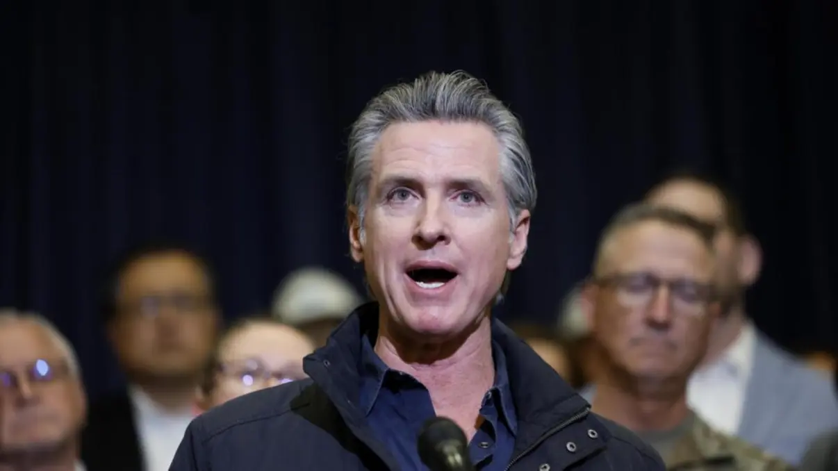 Aqui está a Meta Description: Decisão do governador da Califórnia, Gavin Newsom, sobre desmantelar lei ambiental histórica CEQA, gerou reação negativa da comunidade ambientalista e debate sobre implicações para o meio ambiente e a saúde pública.