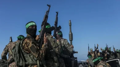 Terroristas do Hamas promovem caos e destruição em Gaza, bloqueando entrega de ajuda humanitária e usando civis palestinos como escudos humanos.