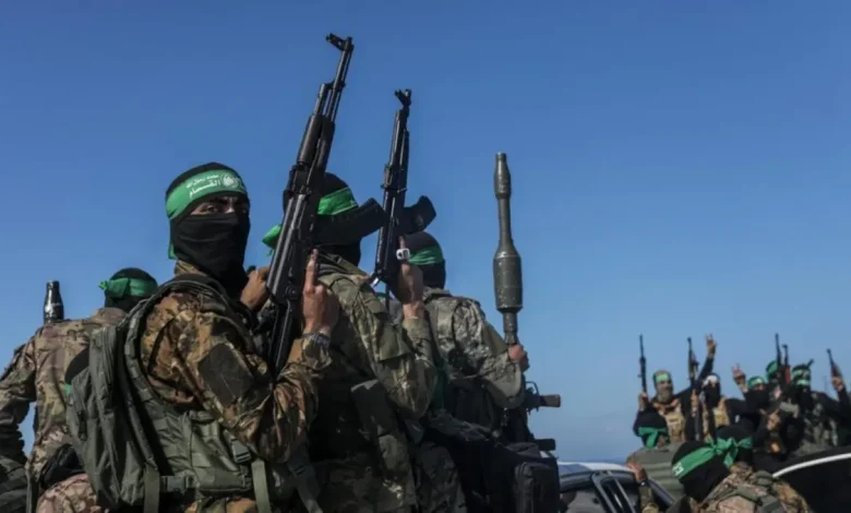 Terroristas do Hamas promovem caos e destruição em Gaza, bloqueando entrega de ajuda humanitária e usando civis palestinos como escudos humanos.