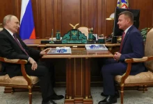 Ex-Ministro russo dos Transportes, România Starovoit, encontrado morto com sinais de violência perto de Moscou, desencadeando uma investigação imediata para determinar as circunstâncias do seu falecimento.