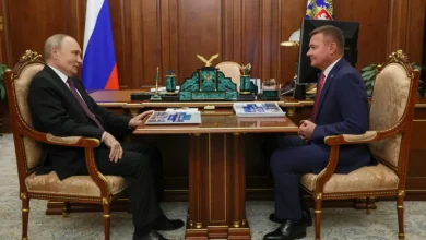 Ex-Ministro russo dos Transportes, România Starovoit, encontrado morto com sinais de violência perto de Moscou, desencadeando uma investigação imediata para determinar as circunstâncias do seu falecimento.