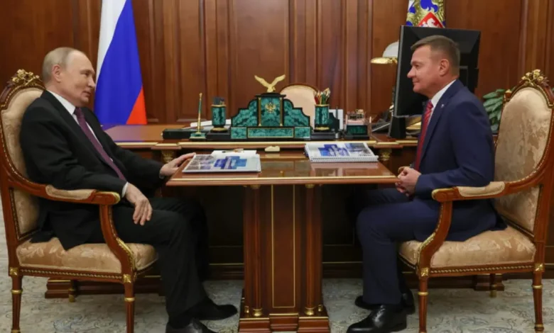 Ex-Ministro russo dos Transportes, România Starovoit, encontrado morto com sinais de violência perto de Moscou, desencadeando uma investigação imediata para determinar as circunstâncias do seu falecimento.