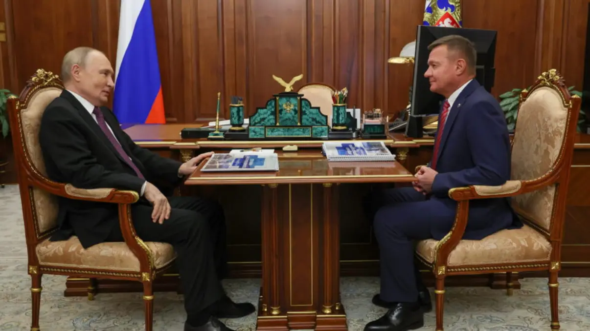 Ex-Ministro russo dos Transportes, România Starovoit, encontrado morto com sinais de violência perto de Moscou, desencadeando uma investigação imediata para determinar as circunstâncias do seu falecimento.