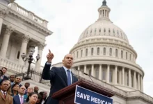 O líder da minoria na Câmara dos Representantes EUA, Hakeem Jeffries, discursa contra o plano fiscal de Trump, criticando a política fiscal e a falta de compromisso com a redução da desigualdade econômica, apresentando dados e estatísticas para comprovar suas afirmações.