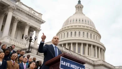 O líder da minoria na Câmara dos Representantes EUA, Hakeem Jeffries, discursa contra o plano fiscal de Trump, criticando a política fiscal e a falta de compromisso com a redução da desigualdade econômica, apresentando dados e estatísticas para comprovar suas afirmações.