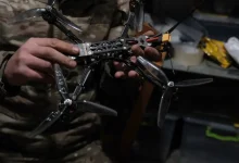 Ucrânia combate invasão russa com redes de pesca: entenda como essas ferramentas, projetadas para capturar peixes, agora se tornaram dispositivos fundamentais para capturar drones de guerra e defender o país.