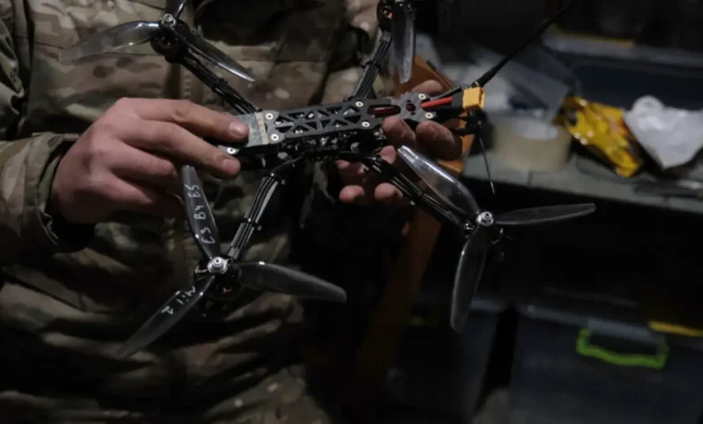 Ucrânia combate invasão russa com redes de pesca: entenda como essas ferramentas, projetadas para capturar peixes, agora se tornaram dispositivos fundamentais para capturar drones de guerra e defender o país.