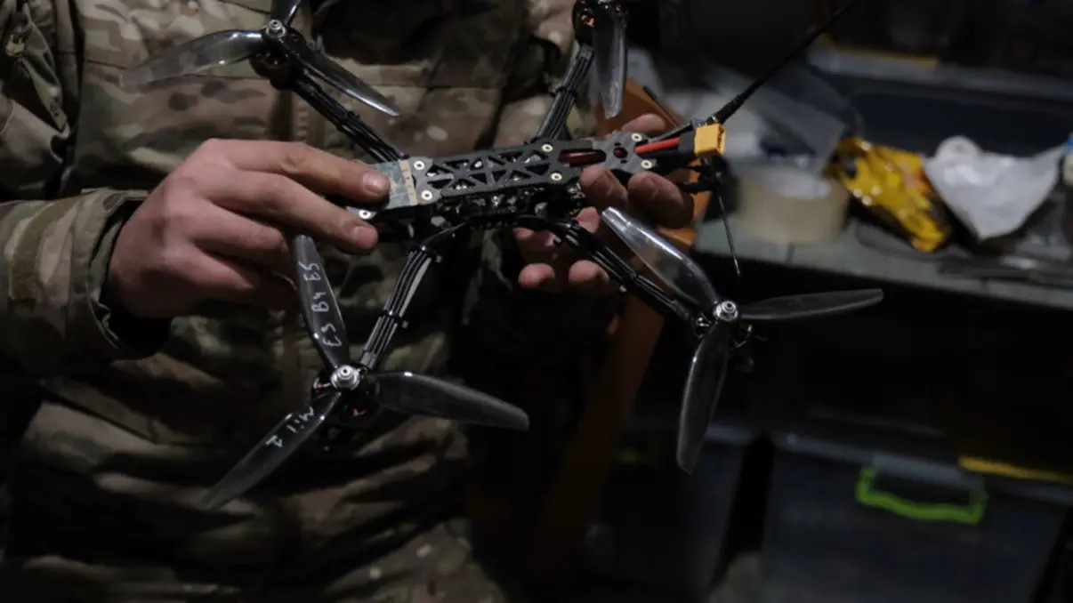 Ucrânia combate invasão russa com redes de pesca: entenda como essas ferramentas, projetadas para capturar peixes, agora se tornaram dispositivos fundamentais para capturar drones de guerra e defender o país.