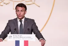 Em meio à tensão e incerteza, o presidente da França, Emmanuel Macron, chama a atenção da UE para a necessidade de se preparar para impor retaliações às tarifas dos EUA, ameaçando a estabilidade e segurança da região, e defende uma resposta unificada para as decisões econômicas unilateralistas do governo americano.
