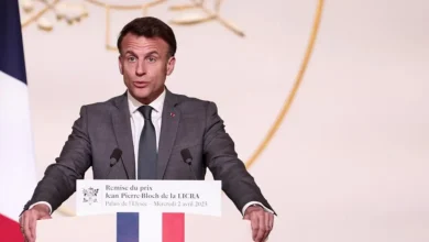 Em meio à tensão e incerteza, o presidente da França, Emmanuel Macron, chama a atenção da UE para a necessidade de se preparar para impor retaliações às tarifas dos EUA, ameaçando a estabilidade e segurança da região, e defende uma resposta unificada para as decisões econômicas unilateralistas do governo americano.