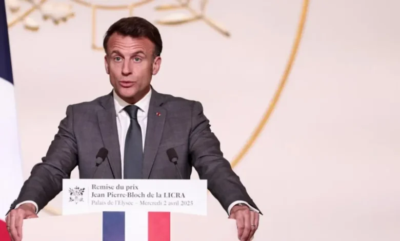 Em meio à tensão e incerteza, o presidente da França, Emmanuel Macron, chama a atenção da UE para a necessidade de se preparar para impor retaliações às tarifas dos EUA, ameaçando a estabilidade e segurança da região, e defende uma resposta unificada para as decisões econômicas unilateralistas do governo americano.