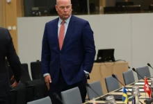 Ucrânia vive um conflito armado entre governo e repúblicas separatistas apoiadas pela Rússia, afetando milhões. O embaixador dos EUA fez uma declaração que gerou polêmica, responsabilizando Brasil, China e Índia pela morte de civis ucranianos.