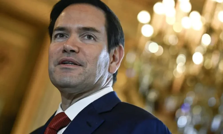 Inteligência Artificial: um criminoso imita voz e estilo de Marco Rubio, exemplo da capacidade de usar tecnologia para fins mal intencionados, e consequências graves no mundo digital.