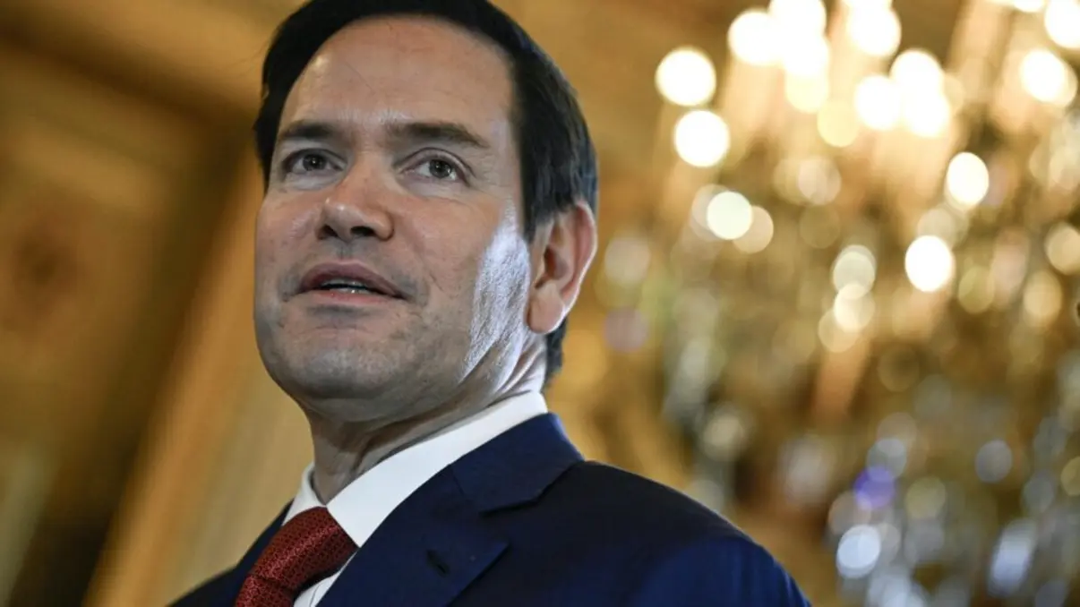 Inteligência Artificial: um criminoso imita voz e estilo de Marco Rubio, exemplo da capacidade de usar tecnologia para fins mal intencionados, e consequências graves no mundo digital.