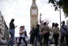 Britânicos divididos sobre volta à UE: 55% estão a favor, enquanto 30% são contra, e 15% não se manifestaram. Crise econômica e política, pandemia e cooperação internacional influenciaram a opinião pública.