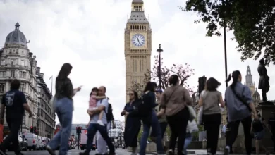 Britânicos divididos sobre volta à UE: 55% estão a favor, enquanto 30% são contra, e 15% não se manifestaram. Crise econômica e política, pandemia e cooperação internacional influenciaram a opinião pública.