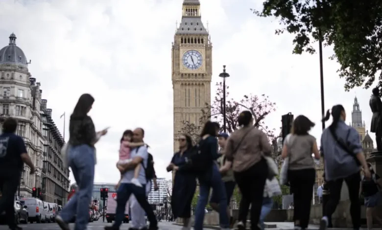 Britânicos divididos sobre volta à UE: 55% estão a favor, enquanto 30% são contra, e 15% não se manifestaram. Crise econômica e política, pandemia e cooperação internacional influenciaram a opinião pública.