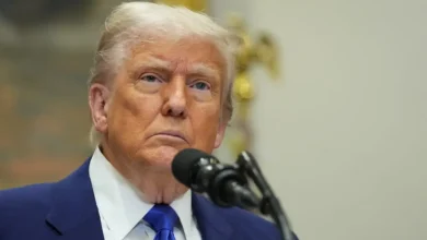 Donald Trump assina ordem executiva para eliminar sanções econômicas à Síria, medida que pode ter implicações significativas para a estabilidade regional e a situação humanitária no país, gerando reações divididas entre países da região e a comunidade internacional.