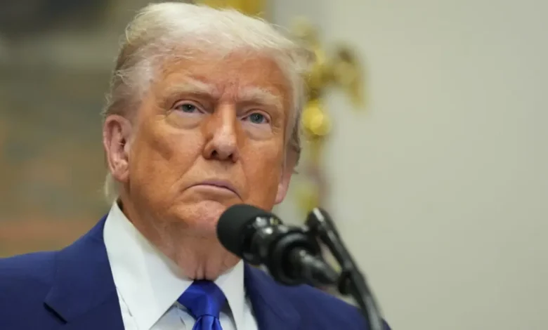 Donald Trump assina ordem executiva para eliminar sanções econômicas à Síria, medida que pode ter implicações significativas para a estabilidade regional e a situação humanitária no país, gerando reações divididas entre países da região e a comunidade internacional.