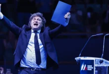 O governo argentino decide vender 90% das ações da empresa estatal AySA, uma das principais promessas de campanha, para atrair investimentos privados e fortalecer a economia do país, arrecadando recursos para investir em outros projetos sociais e melhorar a eficiência e qualidade dos serviços de saneamento básico.