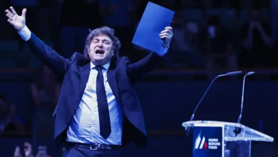 O governo argentino decide vender 90% das ações da empresa estatal AySA, uma das principais promessas de campanha, para atrair investimentos privados e fortalecer a economia do país, arrecadando recursos para investir em outros projetos sociais e melhorar a eficiência e qualidade dos serviços de saneamento básico.