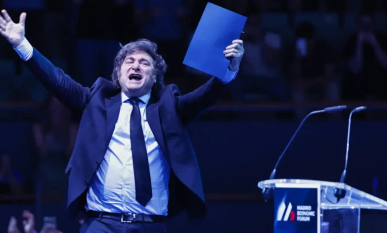 Governo Argentino Vende 90% das Ações da AySA para Fortalecer Economia 1 O governo argentino decide vender 90% das ações da empresa estatal AySA, uma das principais promessas de campanha, para atrair investimentos privados e fortalecer a economia do país, arrecadando recursos para investir em outros projetos sociais e melhorar a eficiência e qualidade dos serviços de saneamento básico.